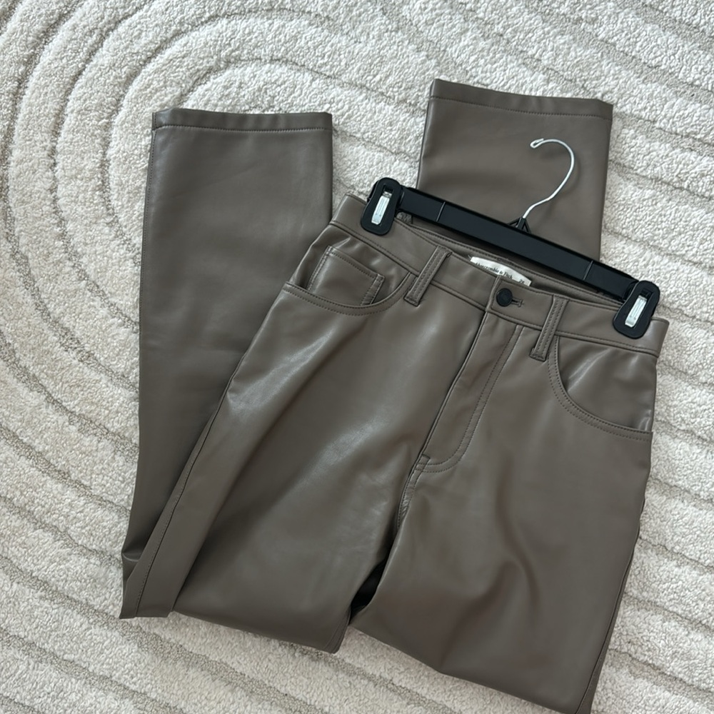 Abercrombie 90’s straight ultra high rise leather pants taupe